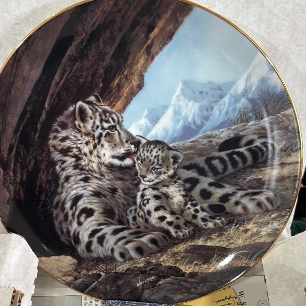 Snow Leopard Collector Plate - Picture 4 of 4